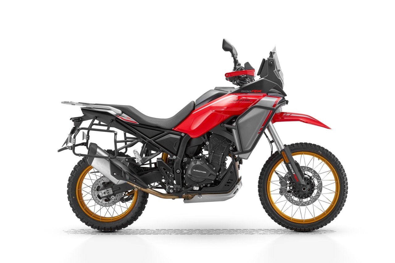 <div class='descrGalleryTitle'>SRT 450RX</div><div class='descrGalleryText'><p>Della 800 c’è una sorella minore ed è la <b>SRT 450RX, anch’essa bicilindrica</b>, moto che si va a inserire esattamente nel filone inaugurato l’anno scorso dalla CFMOTO 450MT e seguito quest’anno dalla <a href="https://www.dueruote.it/prove/anteprime/2025/10/10/moto-morini-alltrhike-450-come-va-quanto-costa-pregi-e-difetti/">Moto Morini Alltrhike</a>. 449 cc, 48 cavalli, limite A2, ABS, controllo di trazione, <b>ruote da 21 e 18” a raggi tangenziali </b>con sospensioni a lunga escursione con mono su link, anche qui non viene dichiarato il dato esatto. Il <b>peso a secco dichiarato è di 177 kg</b> e il serbatoio può contenere 18 litri di carburante. Di serie si trovano il suddetto controllo di trazione, un display TFT da 5” con funzione di connettività con smartphone via bluetooth e paramani chiusi. Tra gli accessori ci sono barre metalliche di protezione, fari supplementari e telaietti per borse laterali. Dovrebbe arrivare poco prima della 800, nei primi mesi del 2026, ad un <b>prezzo inferiore ai 6.000 euro</b>.</p>
</div>